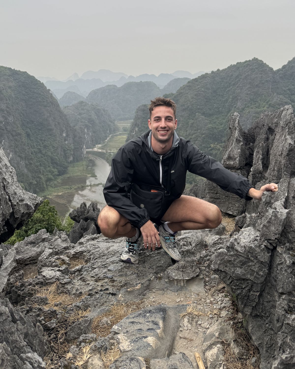 Marti, sonriendo en lo alto de una montaña en Ninh Binh, Vietnam