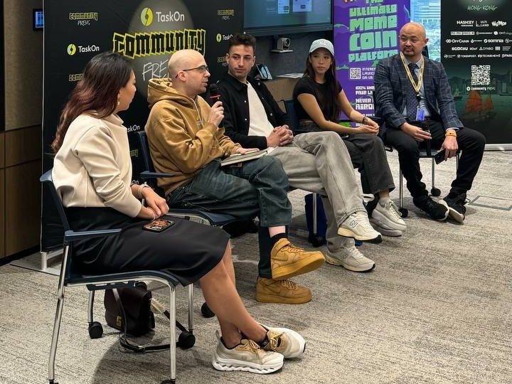 Cinco personas sentadas en un panel en Hong Kong; Marti es el del centro